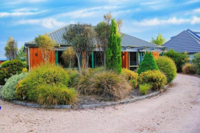 Popular Family and Pet friendly Modern Cosy Bach WiFi